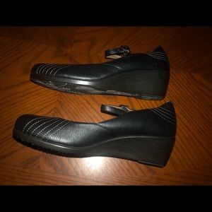 Vionic orthotic shoes. Black. Size 8.5